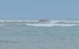 Tàu cá chở 7 người lật ở cửa biển Quảng Trị, 2 ngư dân nhập viện