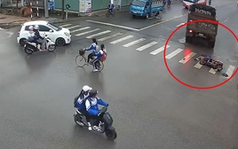 Xe tải tông xe máy điện, hai bà cháu thương vong