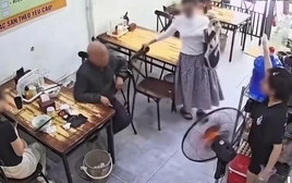 Gã đàn ông vào quán phở rồi có hành động "khiếm nhã" với khách nữ, chủ quán lớn tiếng nói 1 câu khiến tất cả nín thở