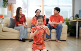 Bé gái 10 tuổi dùng tiền lì xì mua được 8 chỉ vàng trong 3 năm, vì sợ cha mẹ tiêu hết: Dân mạng rần rần “xin vía”