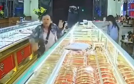 CLIP: Người đàn ông bịt kín mặt xông vào tiệm vàng với nhiều hành động lạ