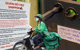 Từ nay nhiều quán bao shipper máy lạnh, sạc pin miễn phí khiến hàng triệu người ấm lòng