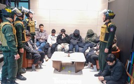 Kịch tính như phim hình sự: Video trực tiếp A50 đột kích "đại bản doanh" Xôi Lạc TV, bắt hơn 30 đối tượng, thu 300 tỷ đồng