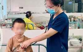 Uống nhầm bột thông cống, bé 8 tuổi ở Nghệ An bị bỏng nặng thực quản