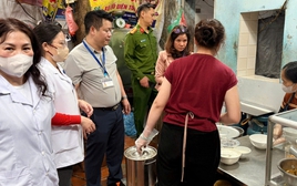 Quán bún riêu bị du khách Trung Quốc chê mất vệ sinh bị kiểm tra vi phạm vệ sinh an toàn thực phẩm