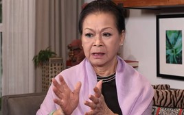 Danh ca Khánh Ly: "Đừng nói thế, vợ chồng ở với nhau còn chán"