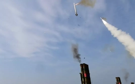 Hệ thống phòng không Cheongung-II Hàn Quốc bắn hạ tên lửa Iran trên bầu trời UAE