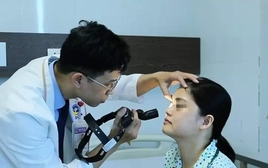 Người phụ nữ bị khối u đẩy lồi mắt vì chẩn đoán nhầm bệnh