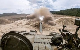 Xe tăng T-80BVM sống sót sau 18 phát bắn từ máy bay không người lái Ukraine