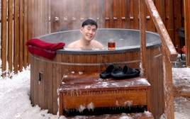 Chuyến du lịch đầy bất ổn của nam ca sĩ sở hữu nhà hơn 2.000 cây vàng, cầu nguyện xin về nước an toàn