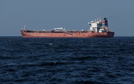 Tránh 'tên bay đạn lạc' vì xung đột Mỹ-Israel và Iran, nhiều tàu dùng chiêu 'độc' để vượt eo biển Hormuz