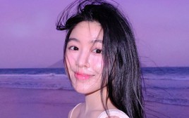 Lọ Lem không mặc bikini, ra biển vẫn là "thần"!