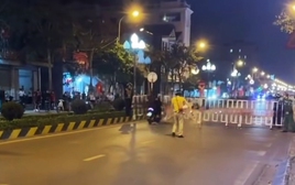 Bất chấp rào chắn, nhóm thanh niên chở 3 lao xe tốc độ cao để 'thông chốt'