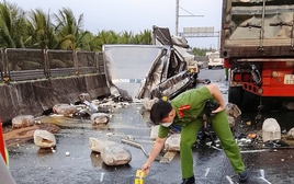 Tai nạn trên tuyến cao tốc Trung Lương - Mỹ Thuận, phụ xế tử vong trong cabin