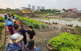 Hiện trường xuyên đêm tìm kiếm 3 mẹ con nghi nhảy sông Hồng ở Hưng Yên