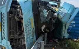 CLIP: Khoảnh khắc xe container tông xe máy, 3 người tử vong