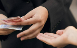 Có phải tôi bị chồng "bạc đãi" quá lâu nên giờ đột nhiên được anh cho thêm tiền, tôi lại thấy bất an?