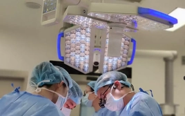 Nữ bệnh nhân đột quỵ sau khi bơm mỡ làm đẹp