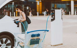 Lắp trạm sạc xe điện, các nhà bán lẻ Mỹ "bỏ túi" mức tăng trưởng doanh thu 5% và kéo thêm 4% lượng khách thượng lưu