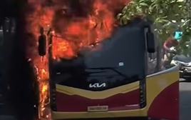 Clip: Cháy xe khách dữ dội gần tòa nhà Mường Thanh Khánh Hòa