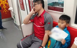 Bé trai cầm trên tay tấm bảng, đọc xong mà ngàn phụ huynh mơ ước: Đây chính là "TÀI SẢN" mà mọi cha mẹ đều cần!