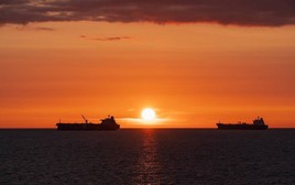 Bao nhiêu tàu đang chờ được phép đi qua eo biển Hormuz an toàn?