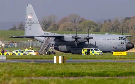 Máy bay quân sự Mỹ "hư hại nghiêm trọng" vì bị bổ liên tiếp bằng rìu