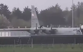 Người đàn ông cầm rìu bổ liên tục xuống máy bay quân sự Mỹ ở Ireland