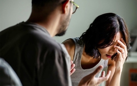 Em ruột tôi bệnh nặng nằm viện mà vợ lấy cớ bận không chịu vào chăm