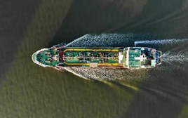 Giá dầu lại tăng dựng đứng sau khi ông Trump tuyên bố phong toả toàn diện eo biển Hormuz