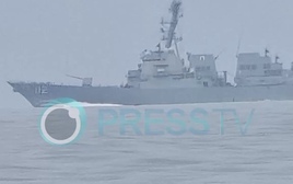 Báo Iran tung video 'tàu Mỹ qua eo biển Hormuz thất bại, suýt bị phá huỷ' 