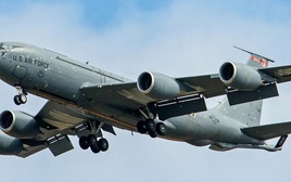 Lộ hình ảnh máy bay Mỹ đầy miếng vá khi về từ Trung Đông