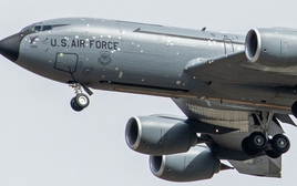 Bí mật loại băng dính vá thân máy bay Boeing KC-135 trở về từ Trung Đông