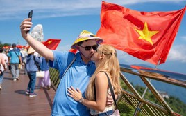 Không chỉ du lịch, nhiều du khách đến Việt Nam để hoàn thiện một thứ đặc biệt cho ngày quan trọng này