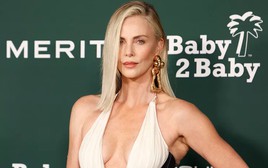 Đả nữ gợi cảm bậc nhất thế giới 50 tuổi vẫn trẻ đẹp khó tin: Bí quyết gói gọn trong 3 điều