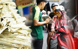 Clip: Bán 500 ly thu hàng triệu đồng mỗi ngày, chủ xe nước mía, nước dừa tại TP.HCM thuê thêm người vẫn làm không xuể