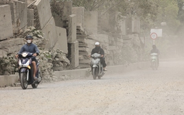 Người Hà Nội 'ngộp thở' giữa bụi mịt mù từ công trình xây dựng