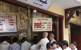 Phở Bát Đàn tăng giá chóng mặt sau 20 năm, chỉ có quả trứng là còn nương tay với ví tiền của thực khách