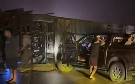 Xe khách lật trên cao tốc, 5 người bị thương