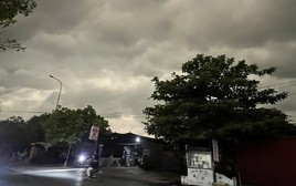 Chuyên gia nói gì về bầu trời bỗng tối sầm vào sáng nay 17-4 ở Hà Nội?