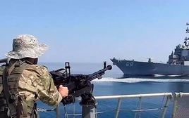 Iran siết chặt eo biển Hormuz, tuyên bố nhắm mục tiêu mọi tàu tiếp cận