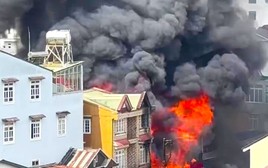 Nhà gỗ ở trung tâm Đà Lạt bốc cháy ngùn ngụt, khói bao trùm khu dân cư