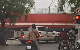 Tài xế bán tải mắc kẹt khi cố tình vượt rào chắn đường sắt bị phạt 5 triệu đồng