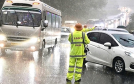 Mưa trắng trời Đền Hùng, biển người và xe vẫn ùn ùn đổ về trẩy hội sớm cả một tuần!