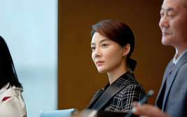 Trong sự kiện lớn của công ty, thấy vợ cũ đứng nói chuyện với lãnh đạo bên tôi, tôi mới nhận ra sai lầm đáng tiếc của mình