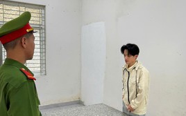 Thi hành lệnh bắt tạm giam 'cô đồng' Nguyễn Đức Quyền SN 2001