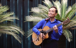 Clip Bí thư Thành ủy TPHCM ôm đàn, hát khi gặp gỡ thanh niên