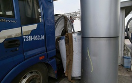 Cuộn thép lớn rơi đè cabin trạm thu phí ở TPHCM