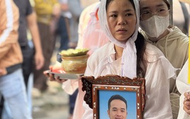 Vụ tài xế taxi bị sát hại tại Quảng Trị: Vợ khóc ngất trong lễ đưa tang chồng