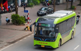 Thêm nhiều xe buýt điện lăn bánh trên đường phố Hà Nội, gồm những tuyến nào?